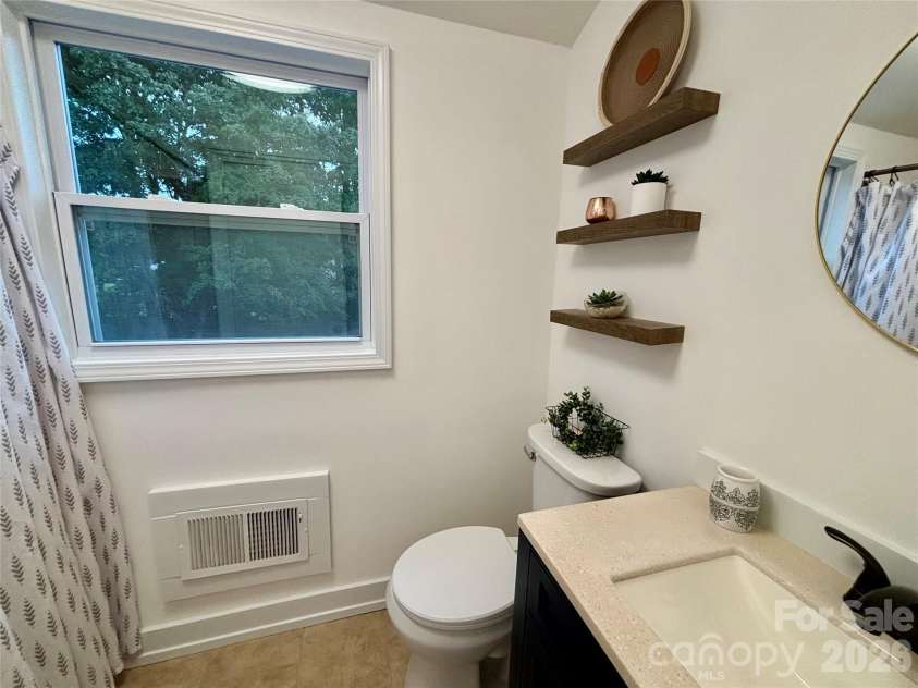 707 Barr Street, Lancaster, SC 29720.  MLS# CAR4426979, YatesRealty ID 52287. Upstairs full bathroom