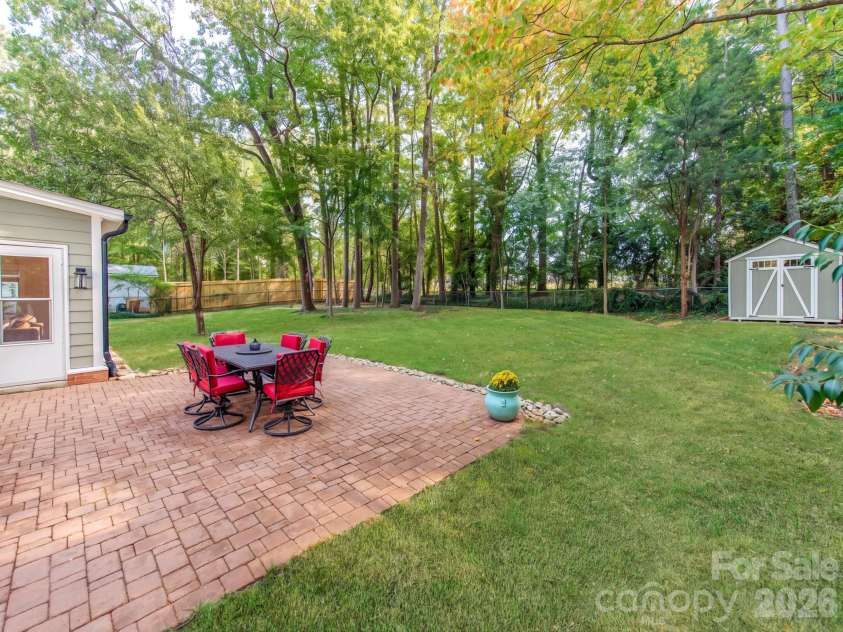 6821 Old Post Road, Charlotte, NC 28212.  MLS# CAR4426020, YatesRealty ID 52291. Flat backyard