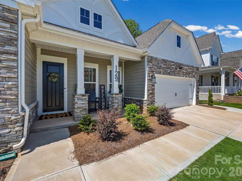 129 Glenn Drive, Mooresville, NC 28115.  MLS# CAR4425120, YatesRealty ID 52293. 