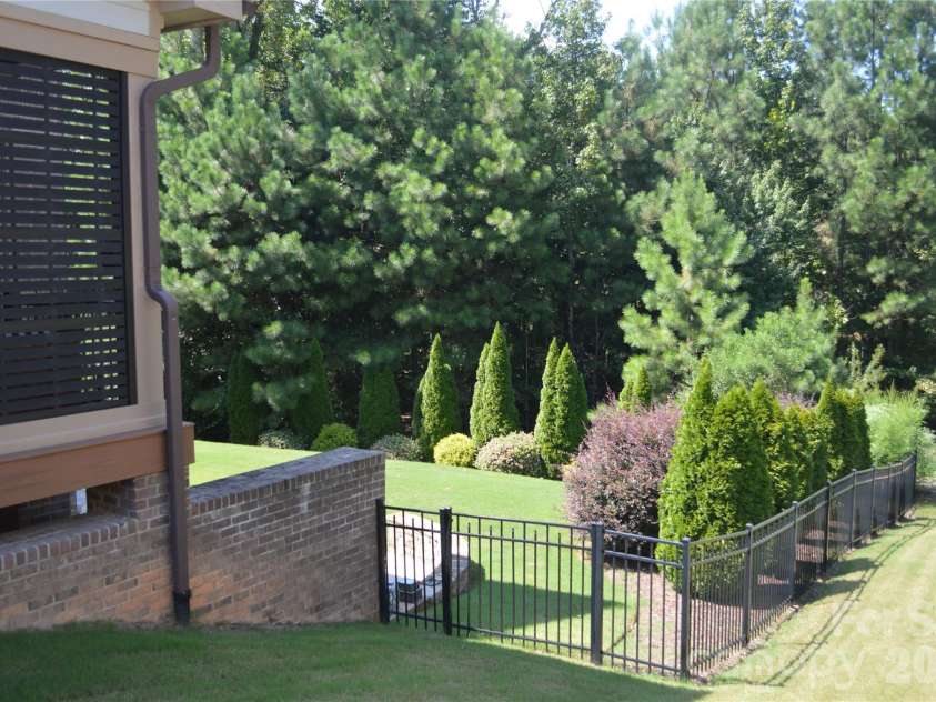 17810 Pawleys Plantation Lane, Charlotte, NC 28278.  MLS# CAR4424921, YatesRealty ID 52295. 