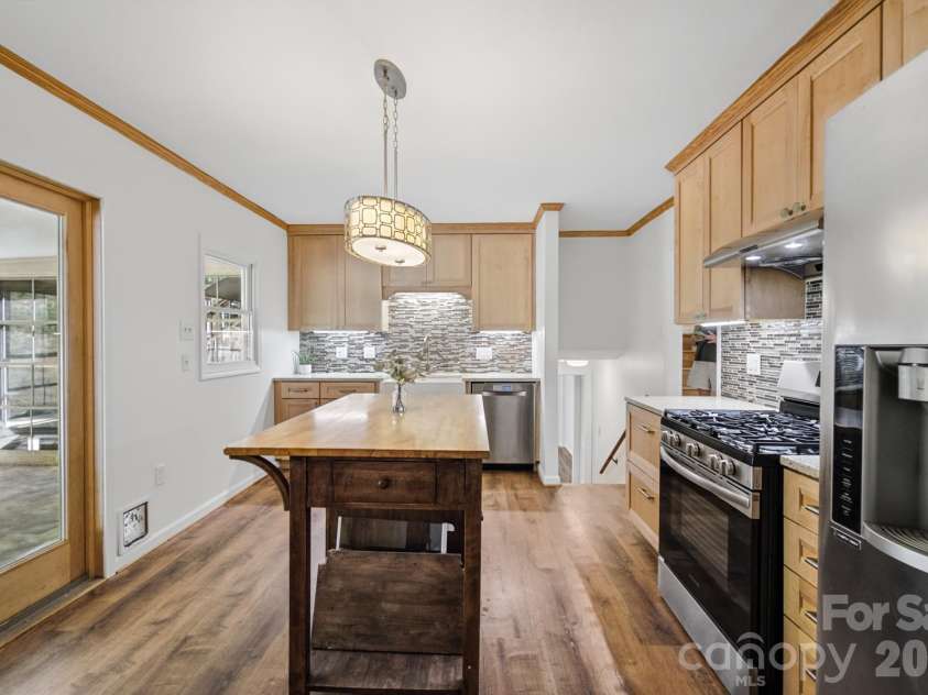 35 Clement Drive, Asheville, NC 28805.  MLS# CAR4422265, YatesRealty ID 52299. 