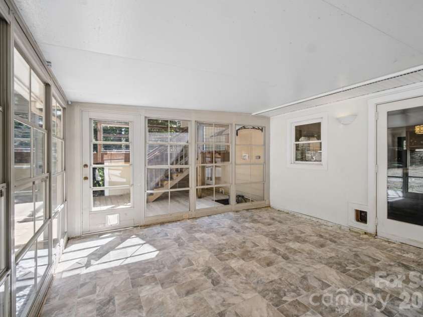35 Clement Drive, Asheville, NC 28805.  MLS# CAR4422265, YatesRealty ID 52299. 