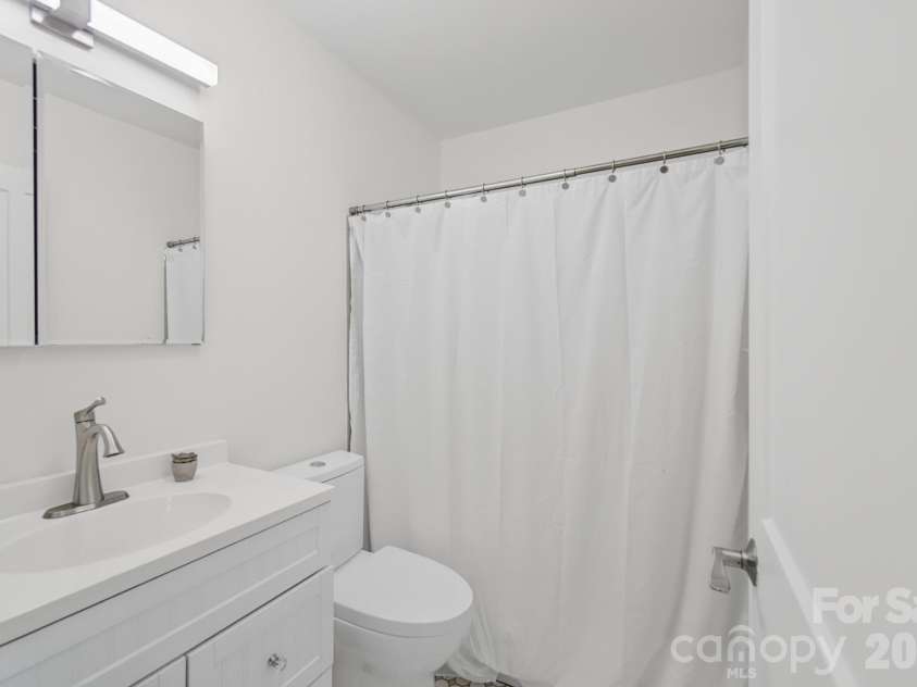 35 Clement Drive, Asheville, NC 28805.  MLS# CAR4422265, YatesRealty ID 52299. Full bath on upper level