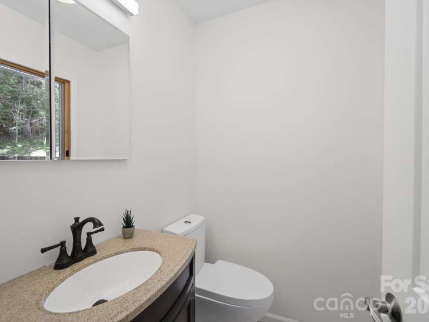 35 Clement Drive, Asheville, NC 28805.  MLS# CAR4422265, YatesRealty ID 52299. Half bath