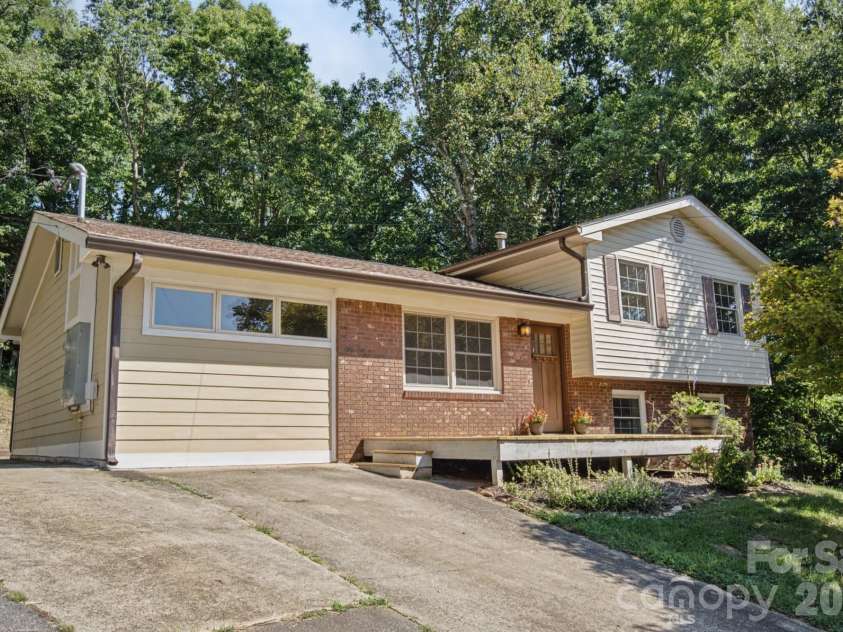 35 Clement Drive, Asheville, NC 28805.  MLS# CAR4422265, YatesRealty ID 52299. Large front deck