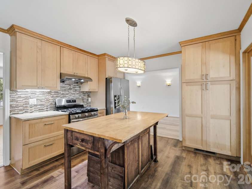 35 Clement Drive, Asheville, NC 28805.  MLS# CAR4422265, YatesRealty ID 52299. Modern kitchen
