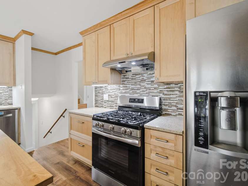 35 Clement Drive, Asheville, NC 28805.  MLS# CAR4422265, YatesRealty ID 52299. Natural gas range