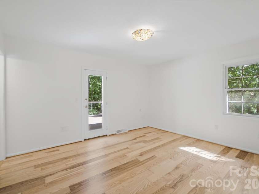35 Clement Drive, Asheville, NC 28805.  MLS# CAR4422265, YatesRealty ID 52299. Primary Bedroom