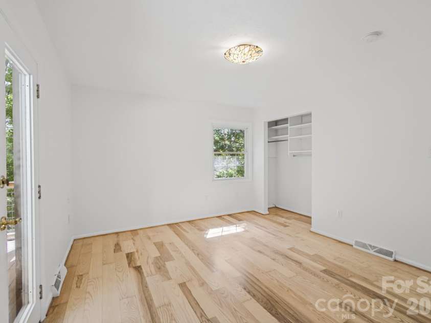 35 Clement Drive, Asheville, NC 28805.  MLS# CAR4422265, YatesRealty ID 52299. Primary bedroom