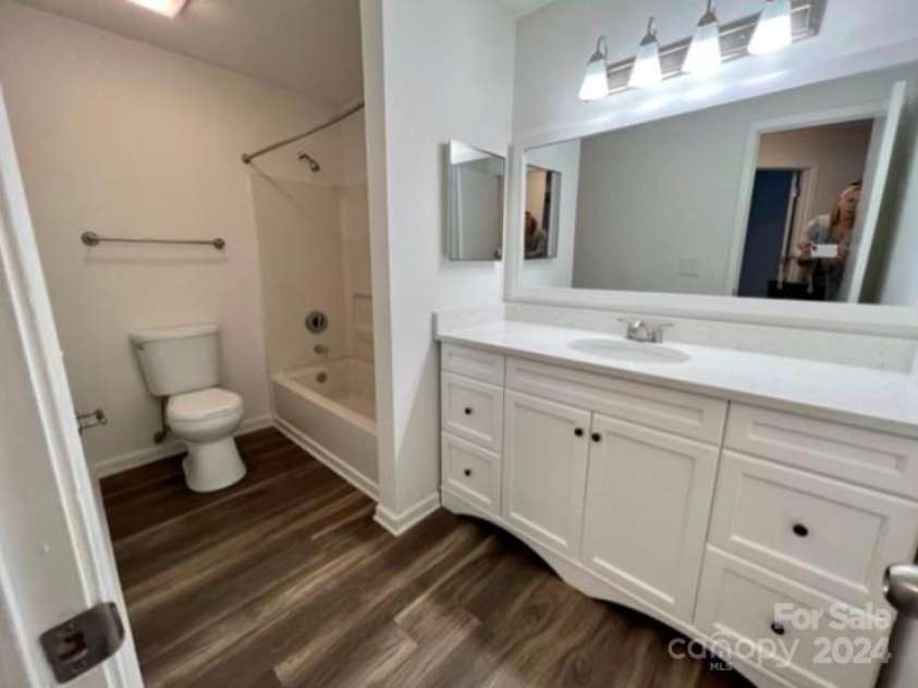 20 Hamiltons Harbor Drive, Clover, SC 29710.  MLS# CAR4196208, YatesRealty ID 523. Bathroom