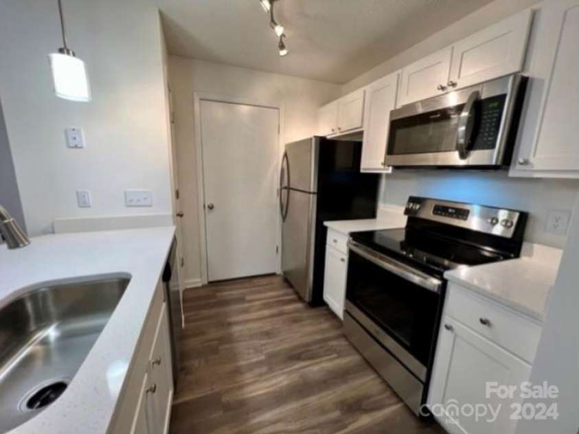 20 Hamiltons Harbor Drive, Clover, SC 29710.  MLS# CAR4196208, YatesRealty ID 523. Kitchen