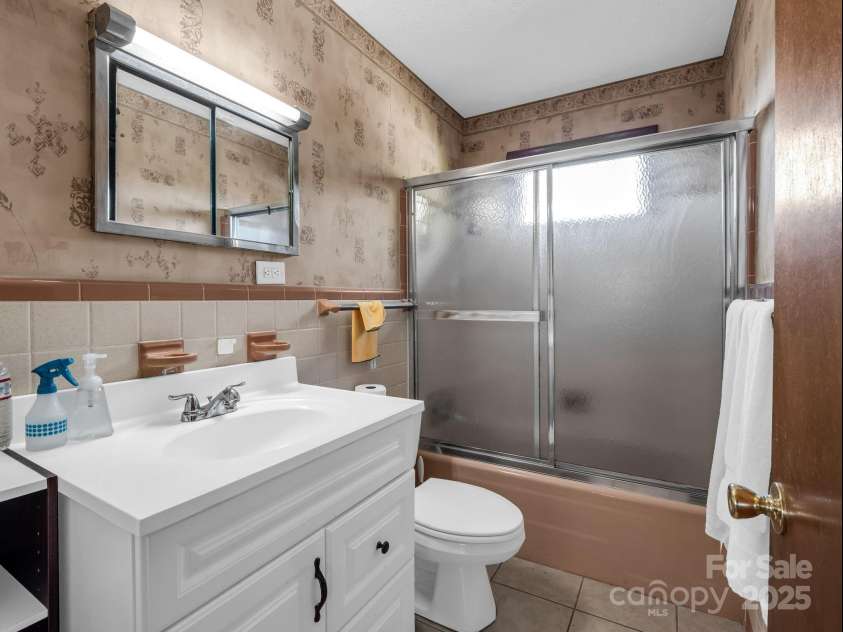 290 Stepp Mill Road, Hendersonville, NC 28792.  MLS# CAR4317367, YatesRealty ID 523. Full Bathroom