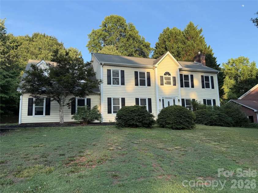 2960 8th Street Court, Hickory, NC 28601.  MLS# CAR4402126, YatesRealty ID 52302. 