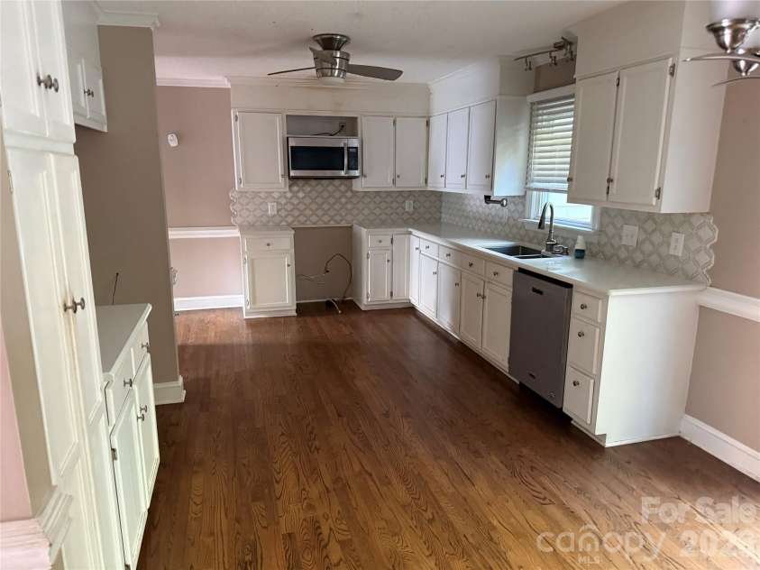 2960 8th Street Court, Hickory, NC 28601.  MLS# CAR4402126, YatesRealty ID 52302. 