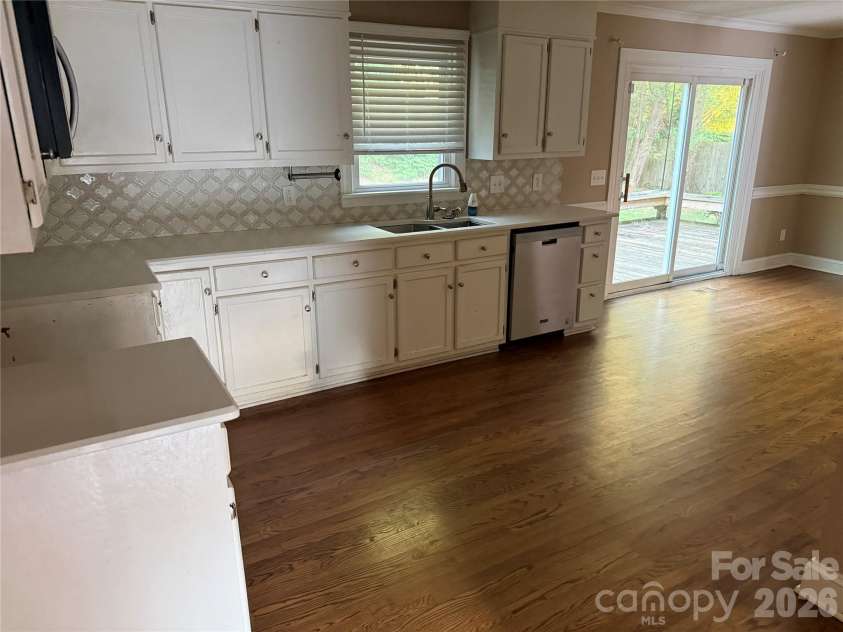 2960 8th Street Court, Hickory, NC 28601.  MLS# CAR4402126, YatesRealty ID 52302. 