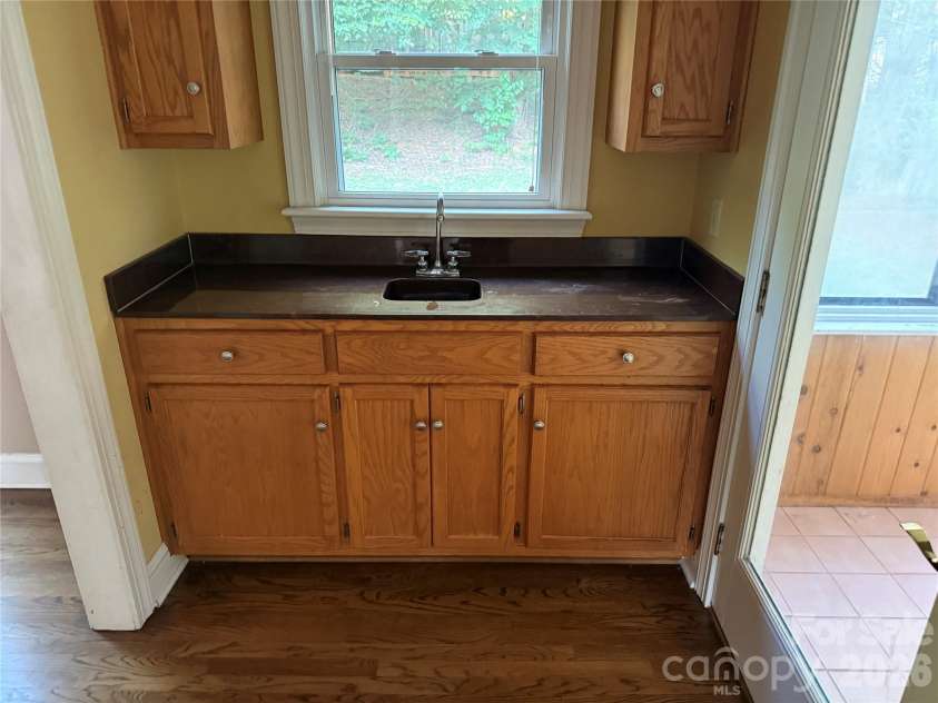 2960 8th Street Court, Hickory, NC 28601.  MLS# CAR4402126, YatesRealty ID 52302. 