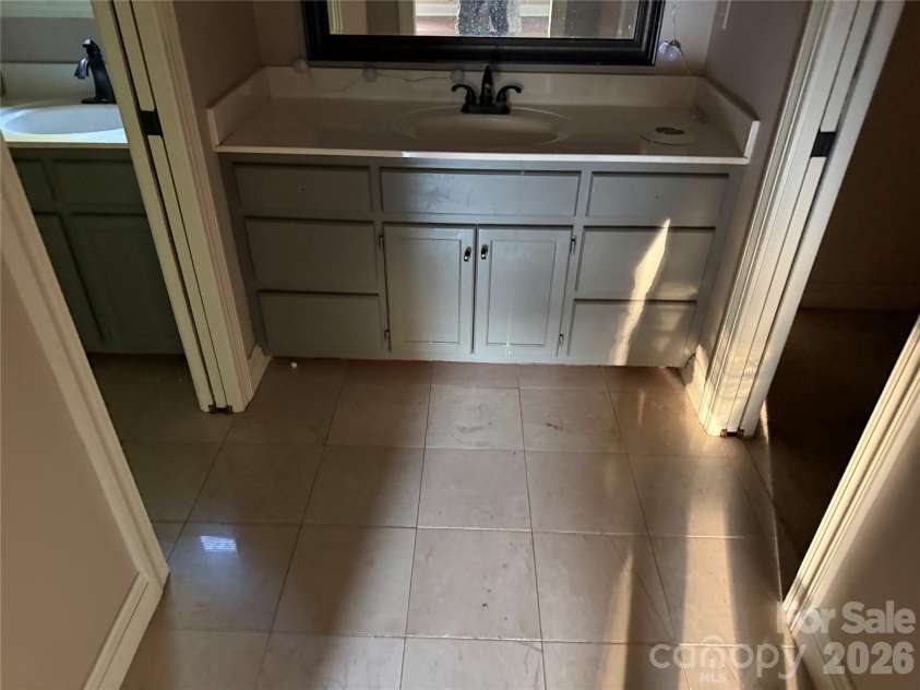2960 8th Street Court, Hickory, NC 28601.  MLS# CAR4402126, YatesRealty ID 52302. 