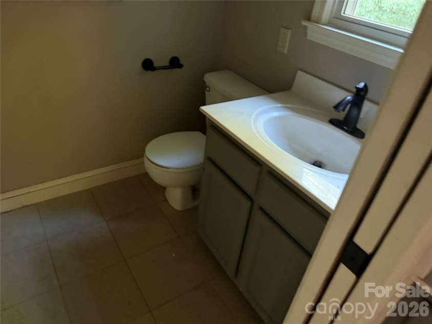 2960 8th Street Court, Hickory, NC 28601.  MLS# CAR4402126, YatesRealty ID 52302. 