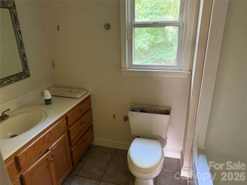 2960 8th Street Court, Hickory, NC 28601.  MLS# CAR4402126, YatesRealty ID 52302. 