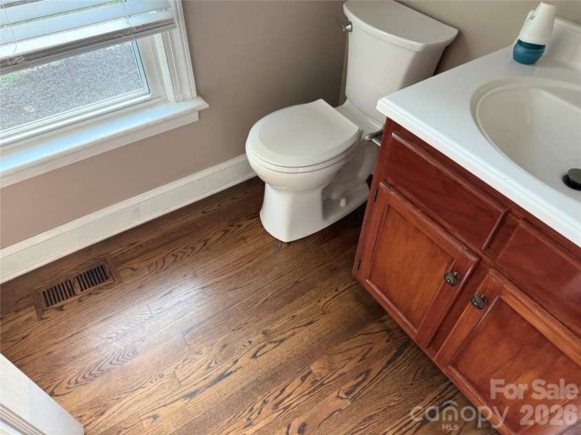 2960 8th Street Court, Hickory, NC 28601.  MLS# CAR4402126, YatesRealty ID 52302. 