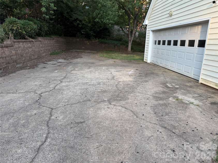 2960 8th Street Court, Hickory, NC 28601.  MLS# CAR4402126, YatesRealty ID 52302. 
