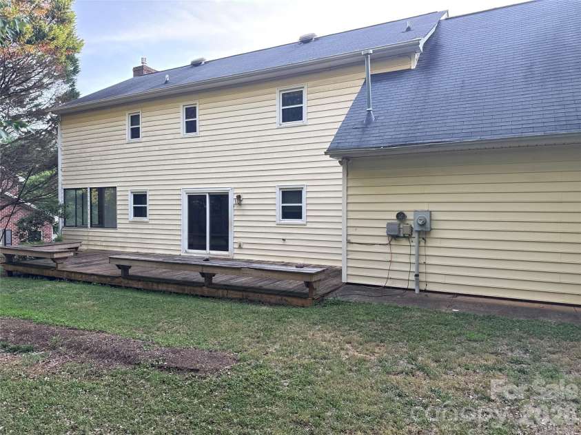 2960 8th Street Court, Hickory, NC 28601.  MLS# CAR4402126, YatesRealty ID 52302. 