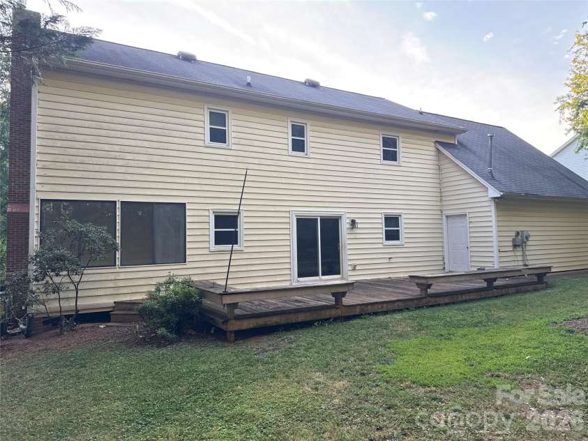 2960 8th Street Court, Hickory, NC 28601.  MLS# CAR4402126, YatesRealty ID 52302. 