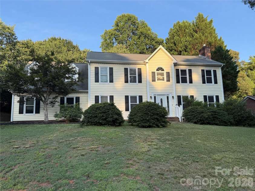 2960 8th Street Court, Hickory, NC 28601.  MLS# CAR4402126, YatesRealty ID 52302. 