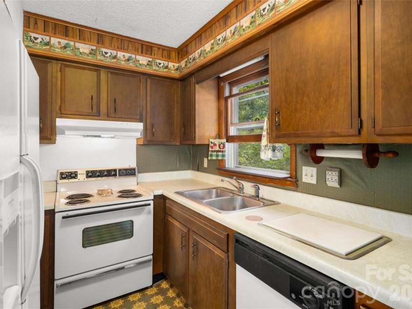 150 Mountain Laurel Lane, Fletcher, NC 28732.  MLS# CAR4378220, YatesRealty ID 52303. 