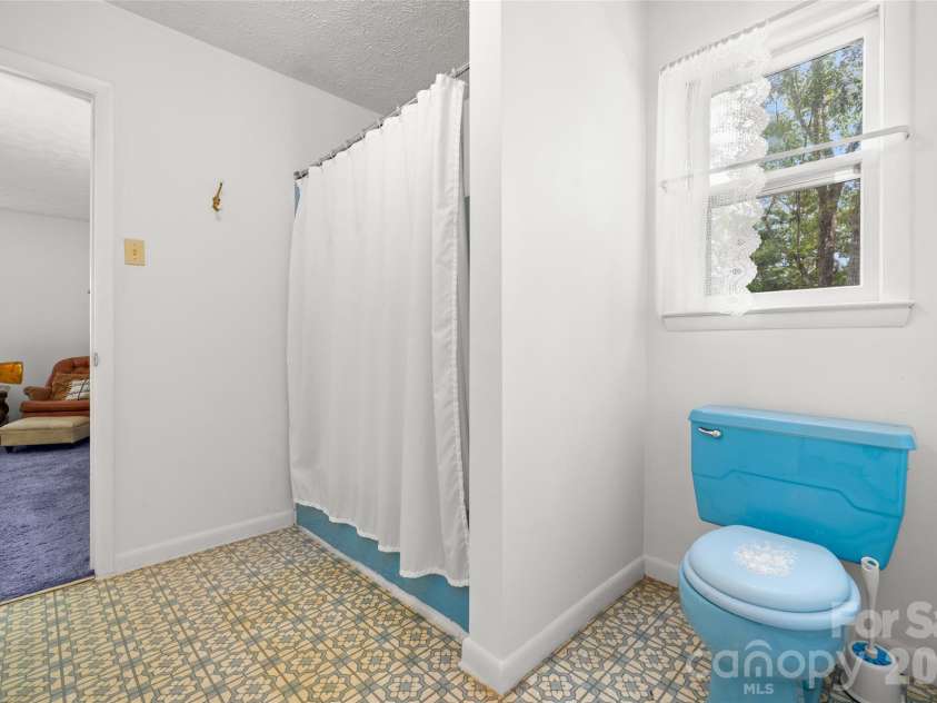 150 Mountain Laurel Lane, Fletcher, NC 28732.  MLS# CAR4378220, YatesRealty ID 52303. Second of 3 Full Baths
