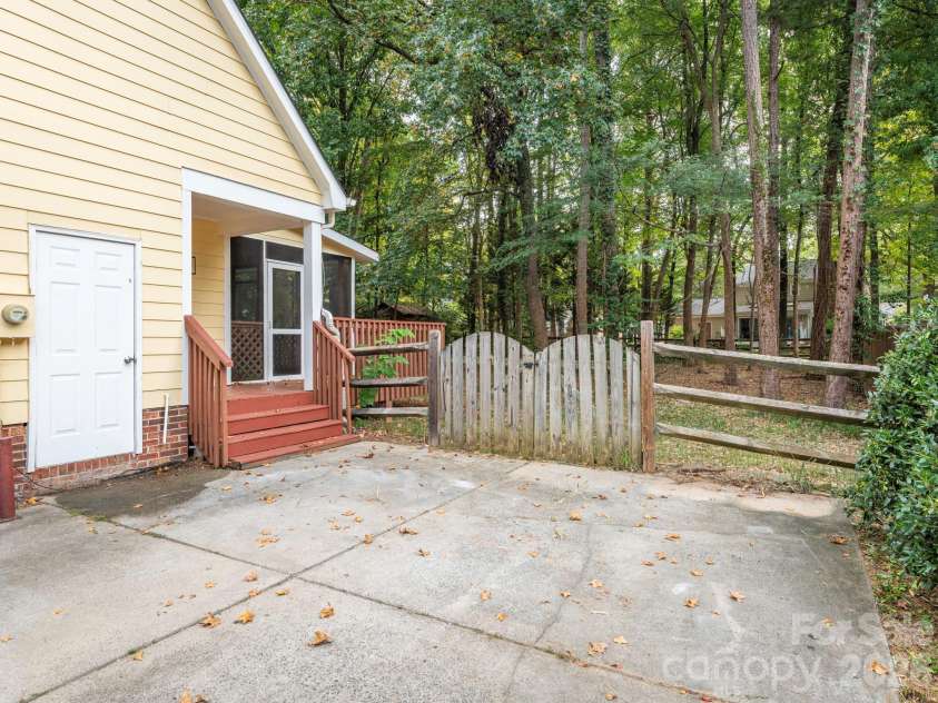 2612 Heathershire Lane, Matthews, NC 28105.  MLS# CAR4426654, YatesRealty ID 52305. 