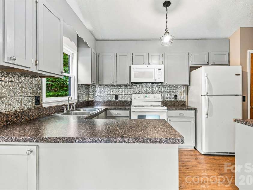 117 View De Lake Drive, Etowah, NC 28729.  MLS# CAR4427129, YatesRealty ID 52306. 