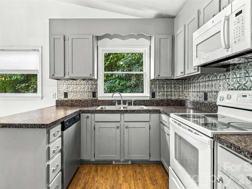 117 View De Lake Drive, Etowah, NC 28729.  MLS# CAR4427129, YatesRealty ID 52306. 