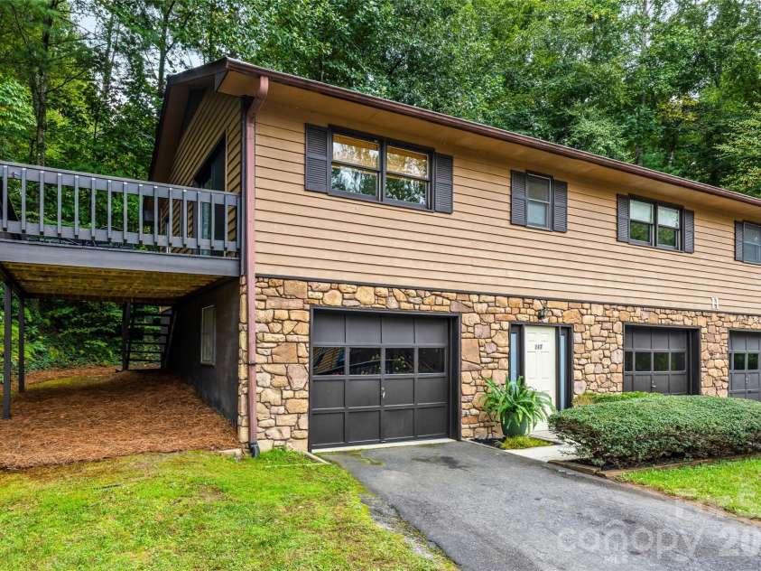 117 View De Lake Drive, Etowah, NC 28729.  MLS# CAR4427129, YatesRealty ID 52306. End unit with 2 garages