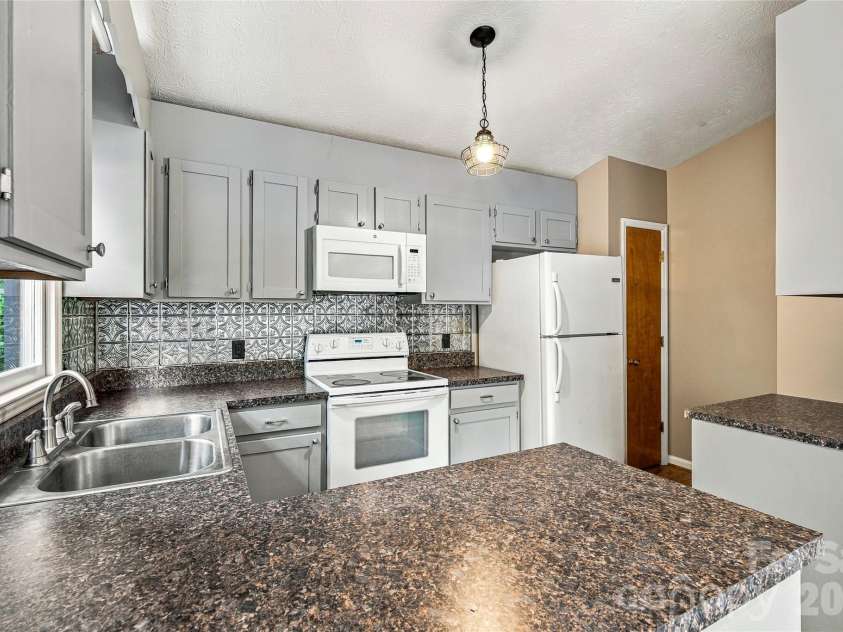 117 View De Lake Drive, Etowah, NC 28729.  MLS# CAR4427129, YatesRealty ID 52306. Great kitchen
