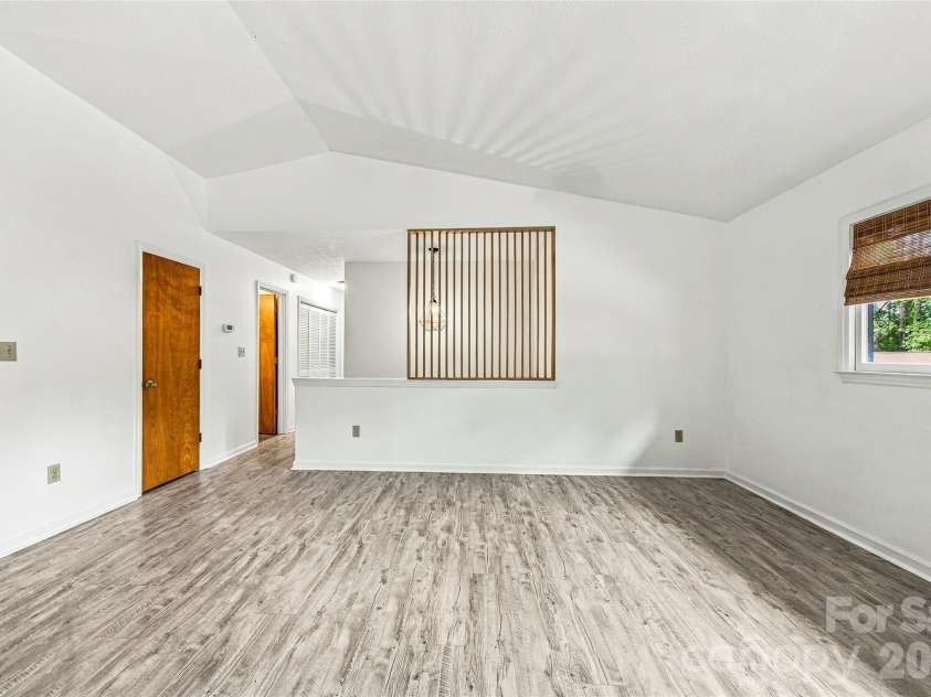 117 View De Lake Drive, Etowah, NC 28729.  MLS# CAR4427129, YatesRealty ID 52306. Updated flooring