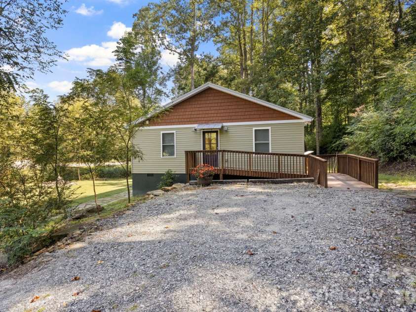 400 Laurel Drive, Saluda, NC 28773.  MLS# CAR4424292, YatesRealty ID 52308. 