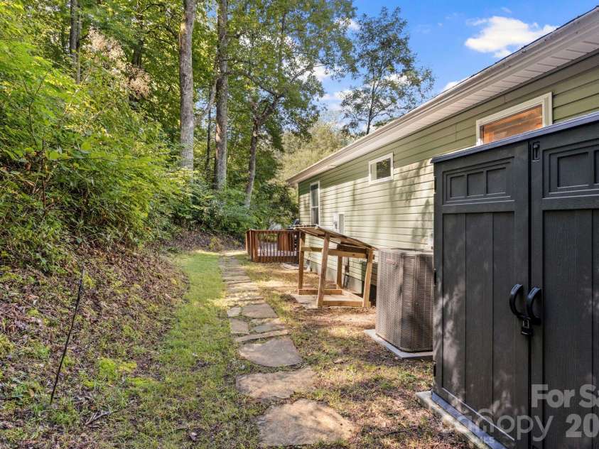 400 Laurel Drive, Saluda, NC 28773.  MLS# CAR4424292, YatesRealty ID 52308. 