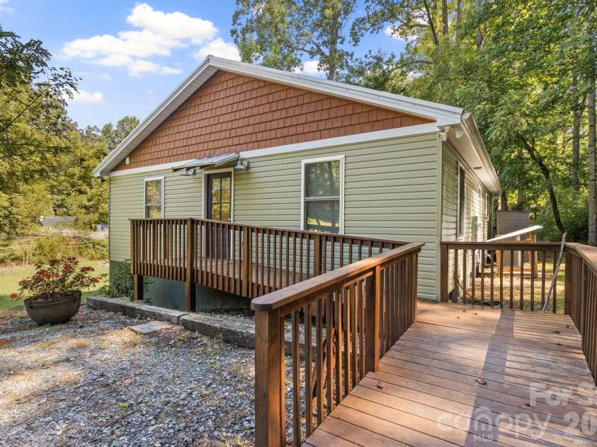 400 Laurel Drive, Saluda, NC 28773.  MLS# CAR4424292, YatesRealty ID 52308. 