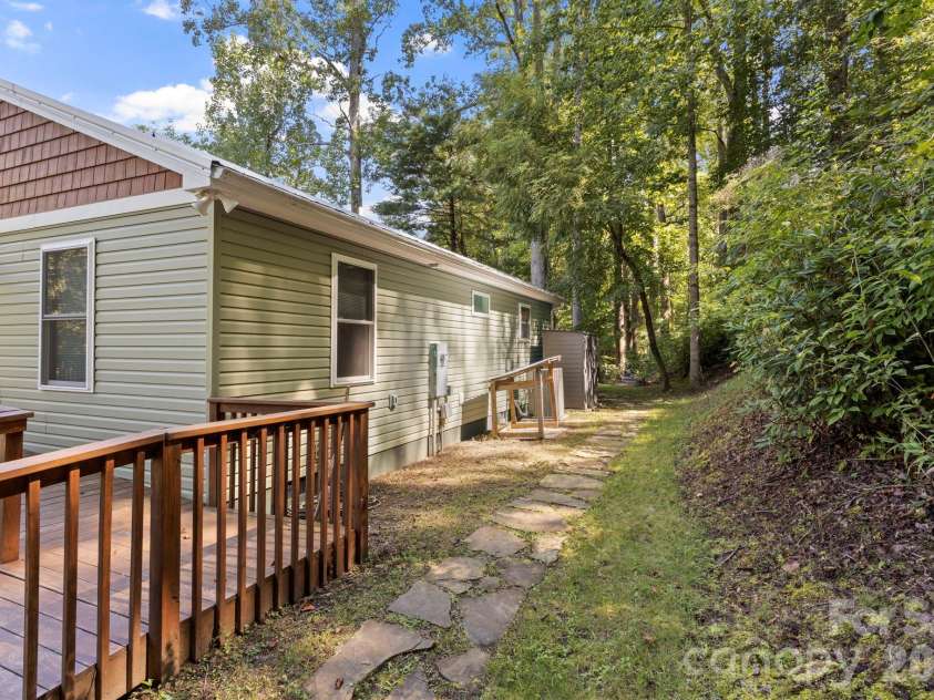 400 Laurel Drive, Saluda, NC 28773.  MLS# CAR4424292, YatesRealty ID 52308. 