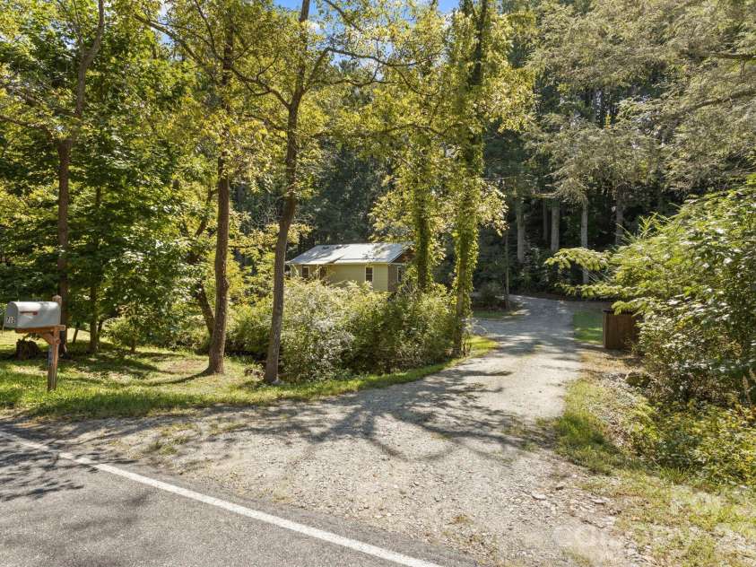 400 Laurel Drive, Saluda, NC 28773.  MLS# CAR4424292, YatesRealty ID 52308. 