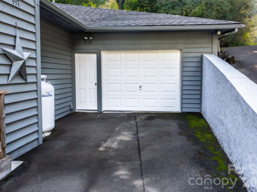 997 Winterstar Loop, Burnsville, NC 28714.  MLS# CAR4427231, YatesRealty ID 52310. 