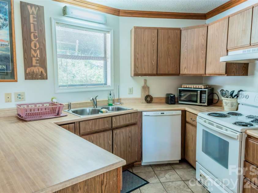 997 Winterstar Loop, Burnsville, NC 28714.  MLS# CAR4427231, YatesRealty ID 52310. 