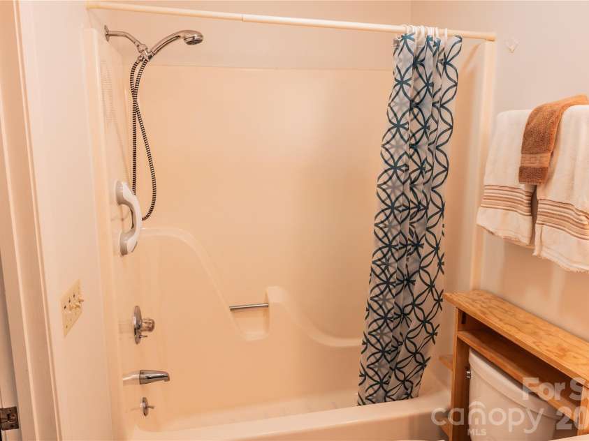 997 Winterstar Loop, Burnsville, NC 28714.  MLS# CAR4427231, YatesRealty ID 52310. 