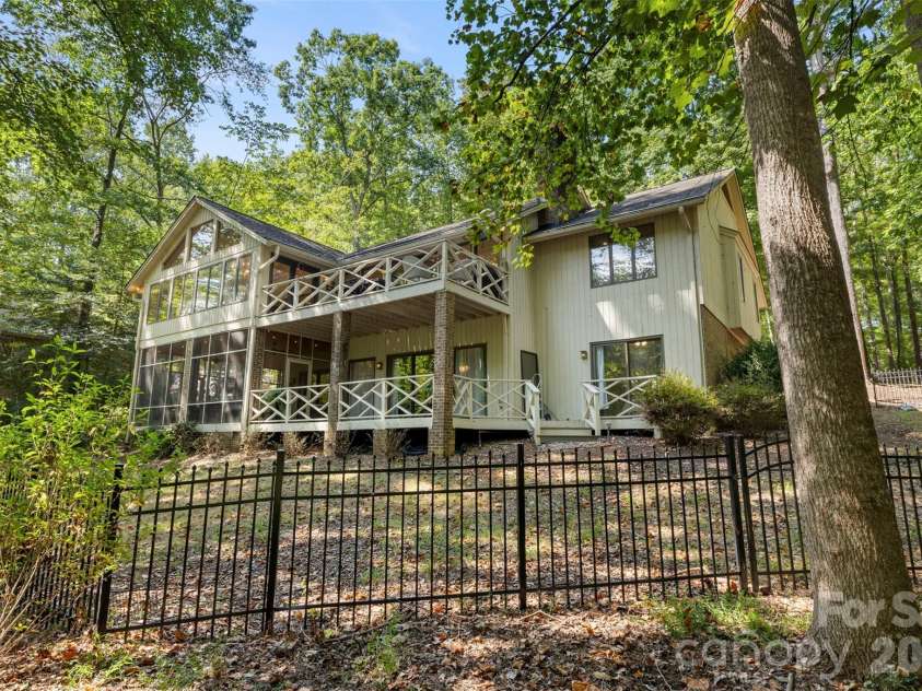 27 Timberidge Drive, Lake Wylie, SC 29710.  MLS# CAR4422088, YatesRealty ID 52312. 