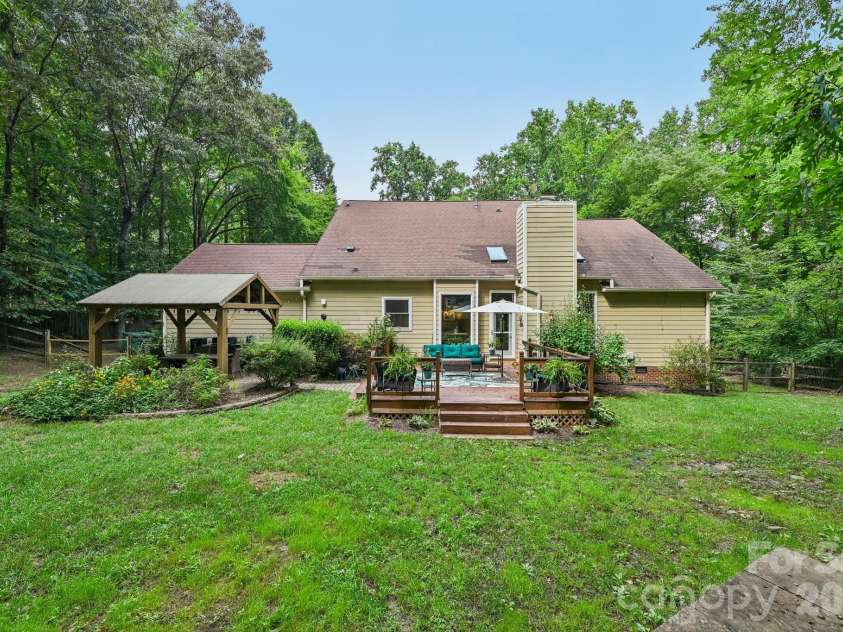 9139 Magnolia Estates Drive, Cornelius, NC 28031.  MLS# CAR4368990, YatesRealty ID 52313. 