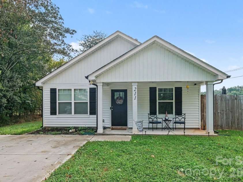 211 Mccurdy Avenue, Albemarle, NC 28001.  MLS# CAR4426919, YatesRealty ID 52314. 
