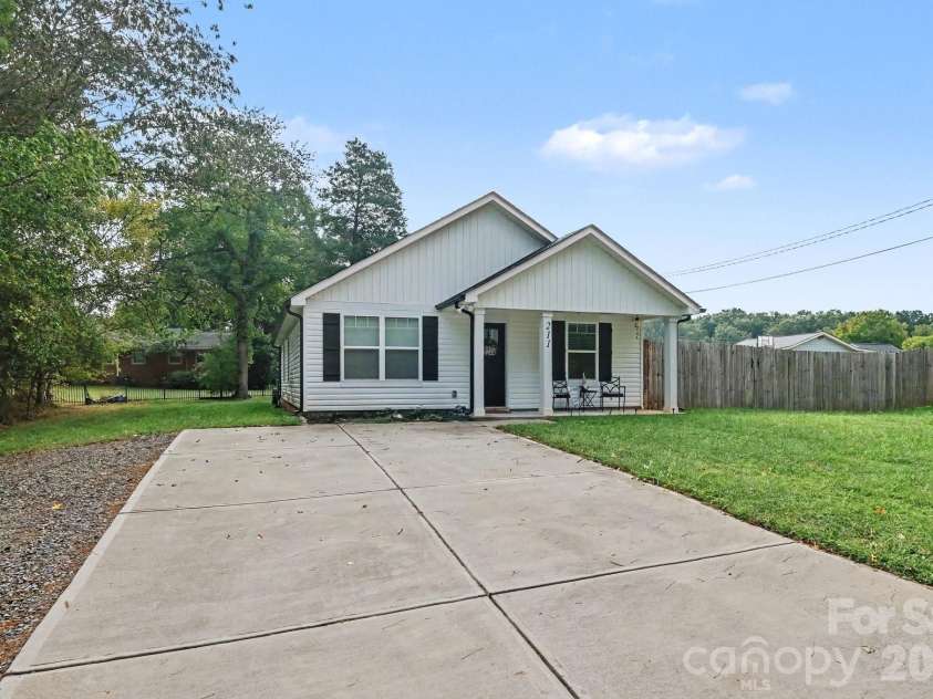 211 Mccurdy Avenue, Albemarle, NC 28001.  MLS# CAR4426919, YatesRealty ID 52314. 