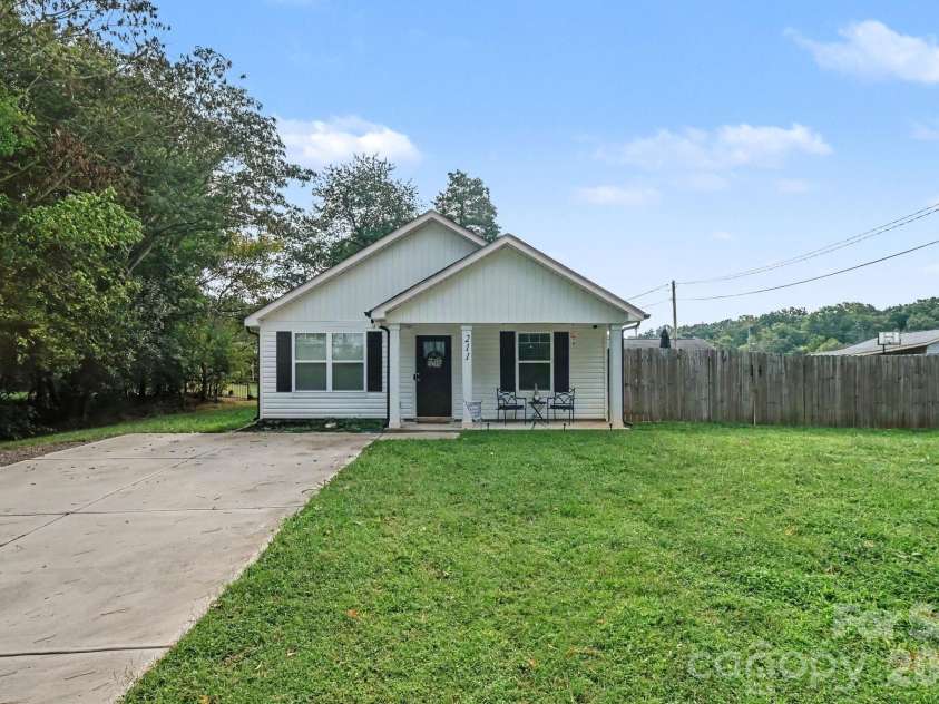 211 Mccurdy Avenue, Albemarle, NC 28001.  MLS# CAR4426919, YatesRealty ID 52314. 