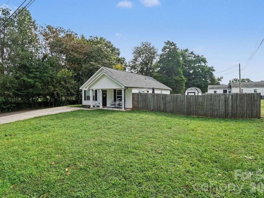211 Mccurdy Avenue, Albemarle, NC 28001.  MLS# CAR4426919, YatesRealty ID 52314. 